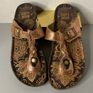 MUK LUKS Copper Metallic Floral Print Braided Size 8 Thong-Sandals NWT (on sole)